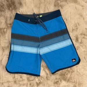 Men's Quiksilver Surfsilk Swim Boardshorts size 30.